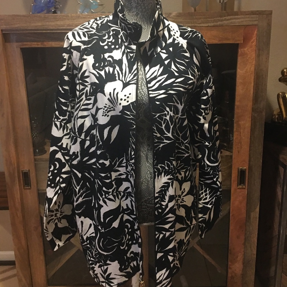 St. John Sport long printed over coat zipup size L